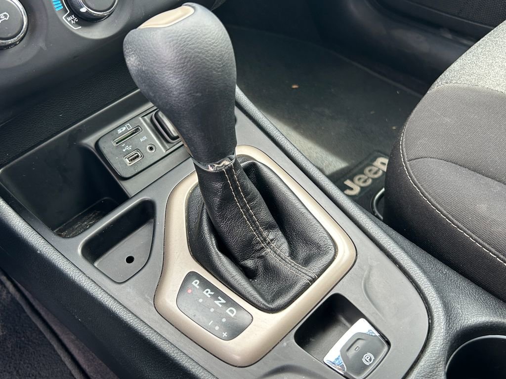 Used 2016 Jeep Cherokee Sport FWD image 17