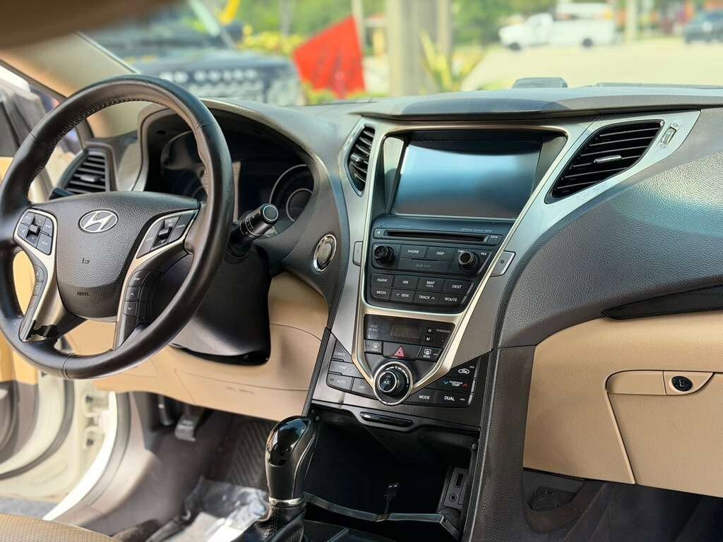 Used 2014 Hyundai Azera Limited w/ Option Group 02 FWD image 19
