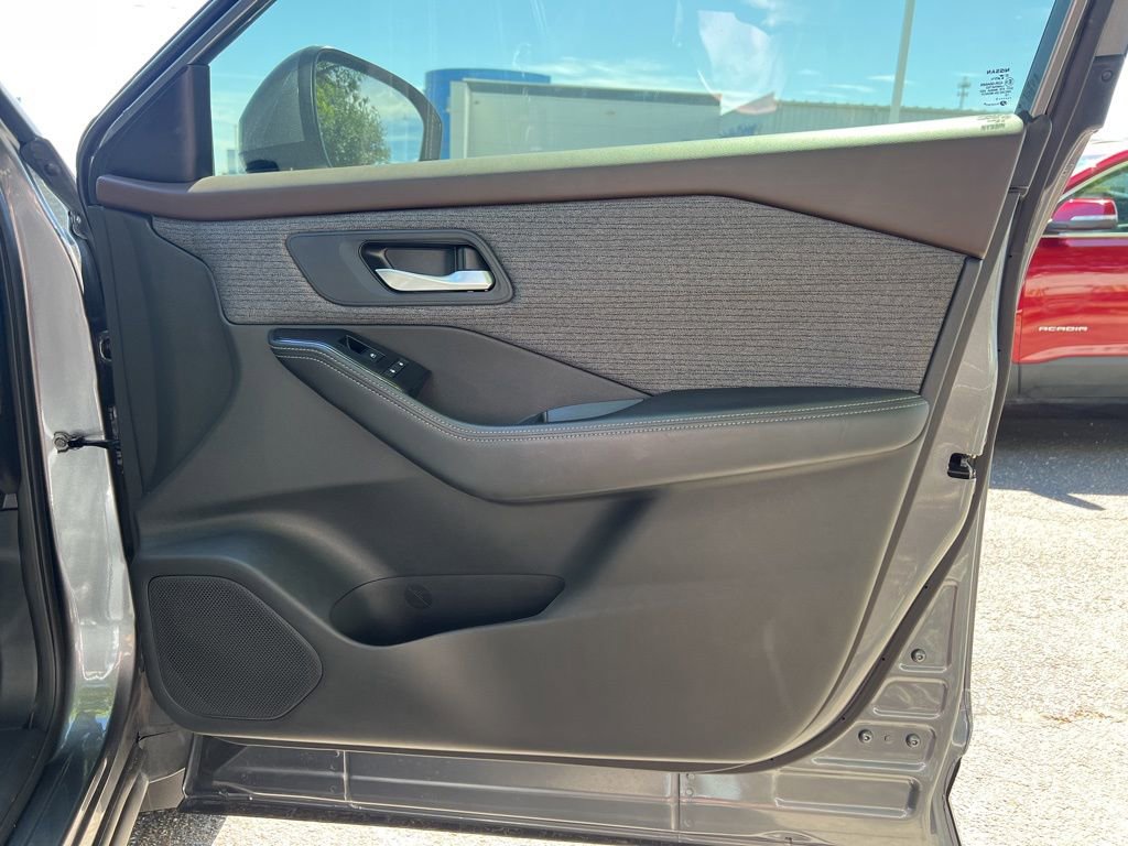 Used 2023 Nissan Rogue SV image 11