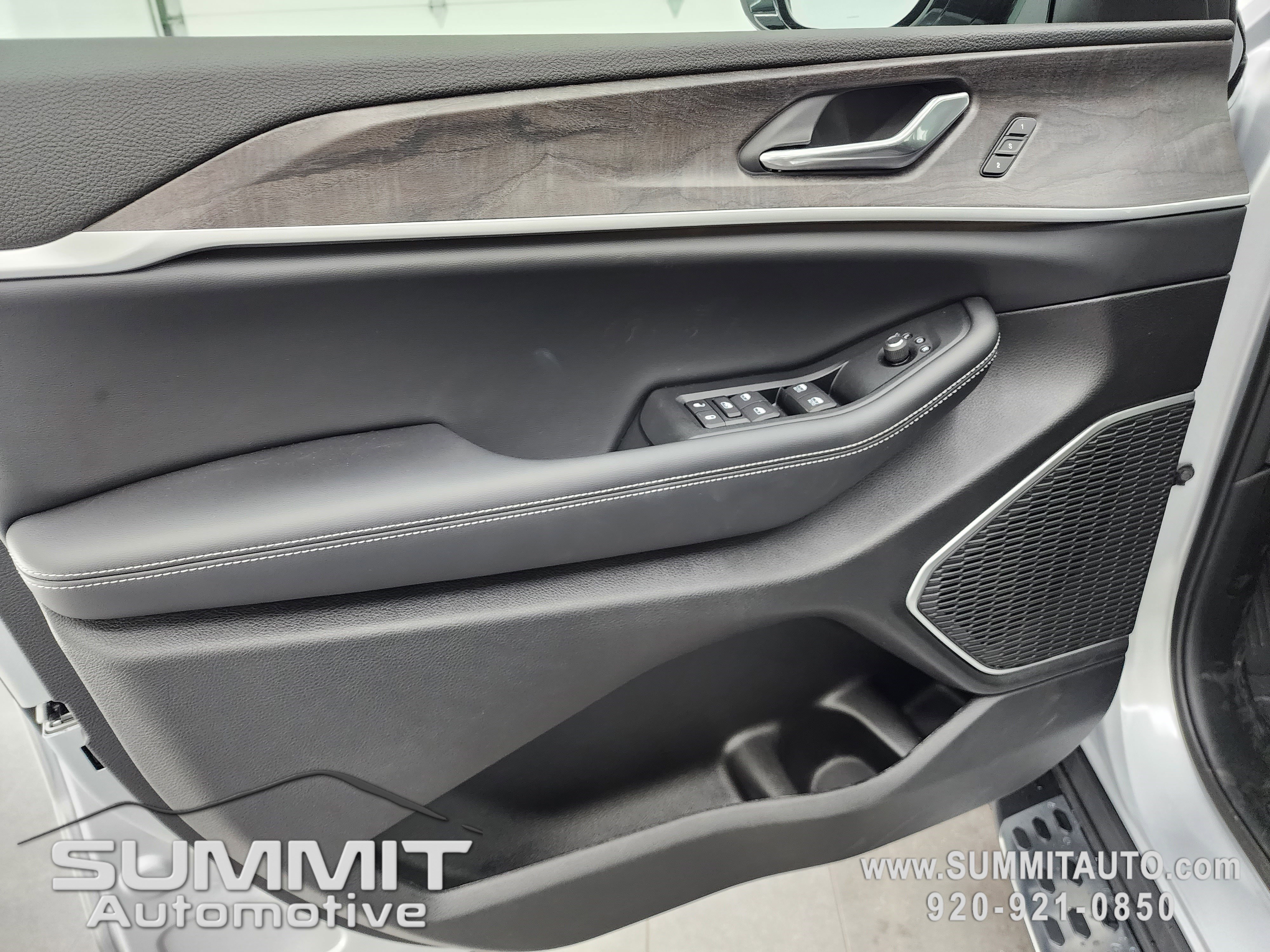 New 2025 Jeep Grand Cherokee Limited w/ Black Appearance Package image 44