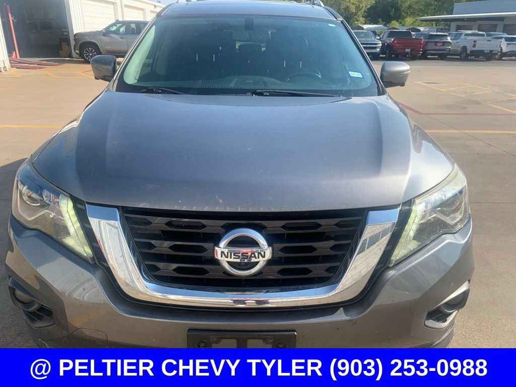 Used 2017 Nissan Pathfinder Platinum FWD image 2