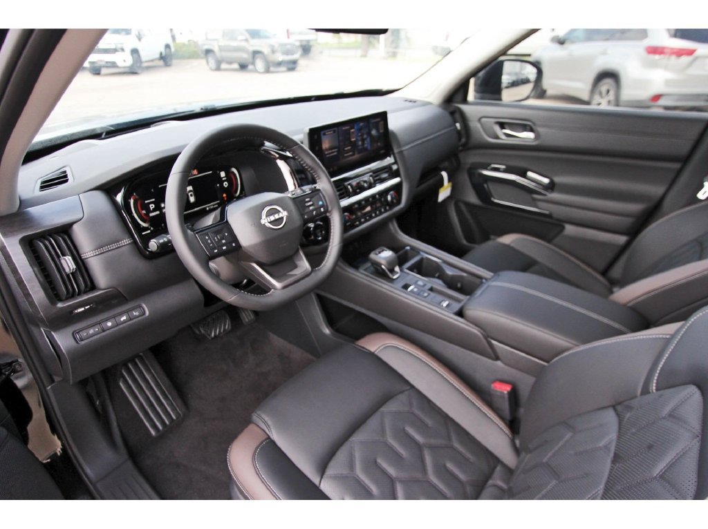 New 2026 Nissan Pathfinder Platinum FWD image 14