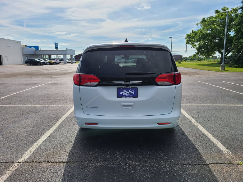 Used 2023 Chrysler Voyager LX FWD image 7