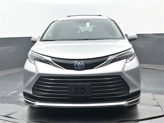 Used 2025 Toyota Sienna LE image 5