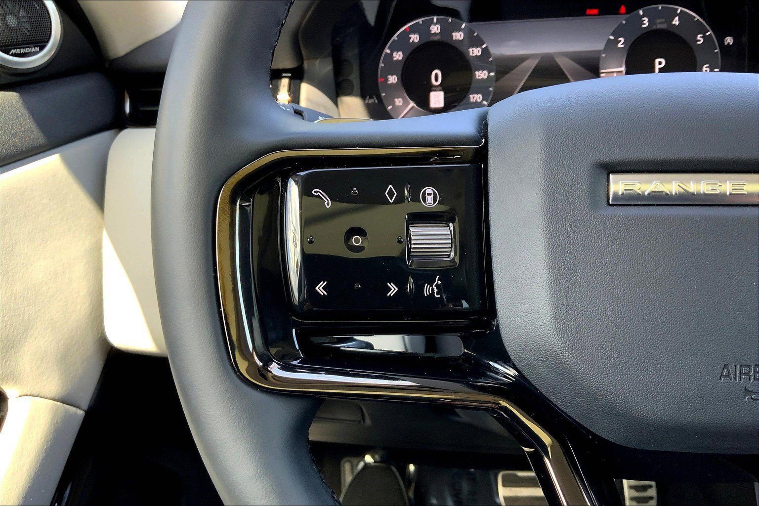 Used 2024 Land Rover Range Rover Evoque Dynamic SE image 17