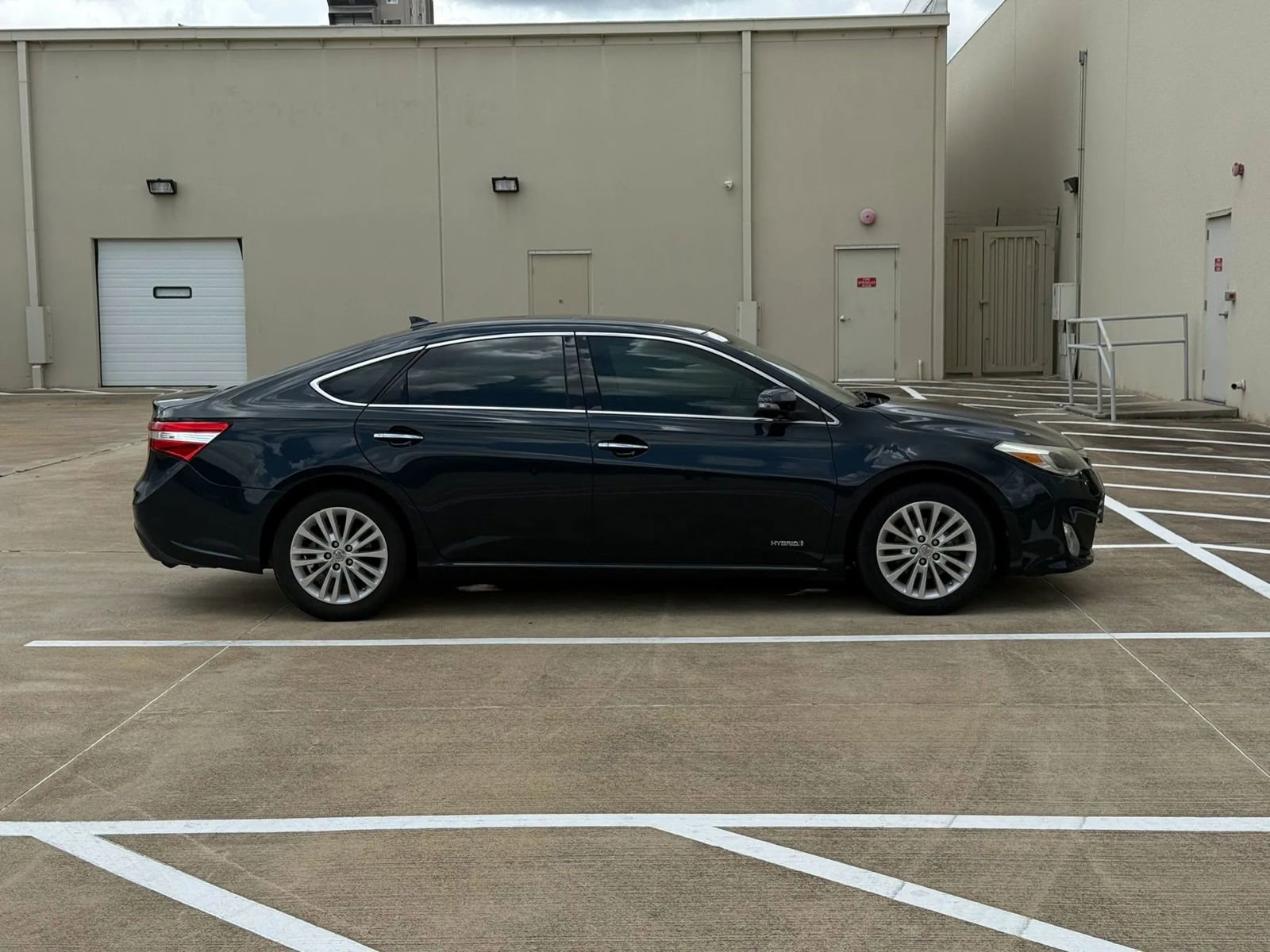 Used 2015 Toyota Avalon Limited w/ Technology Package FWD image 8