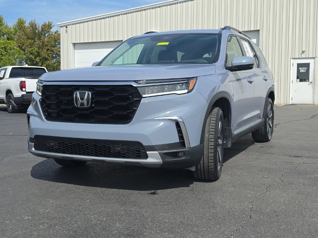 Used 2024 Honda Pilot Touring image 3