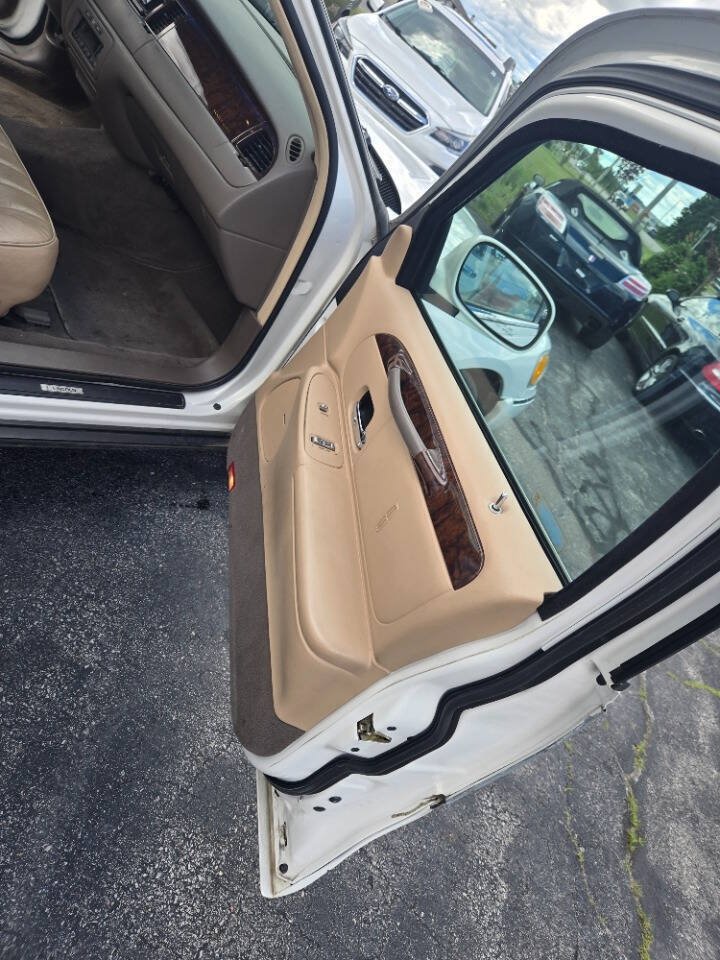 Used 1998 Lincoln Town Car Executive RWD image 18
