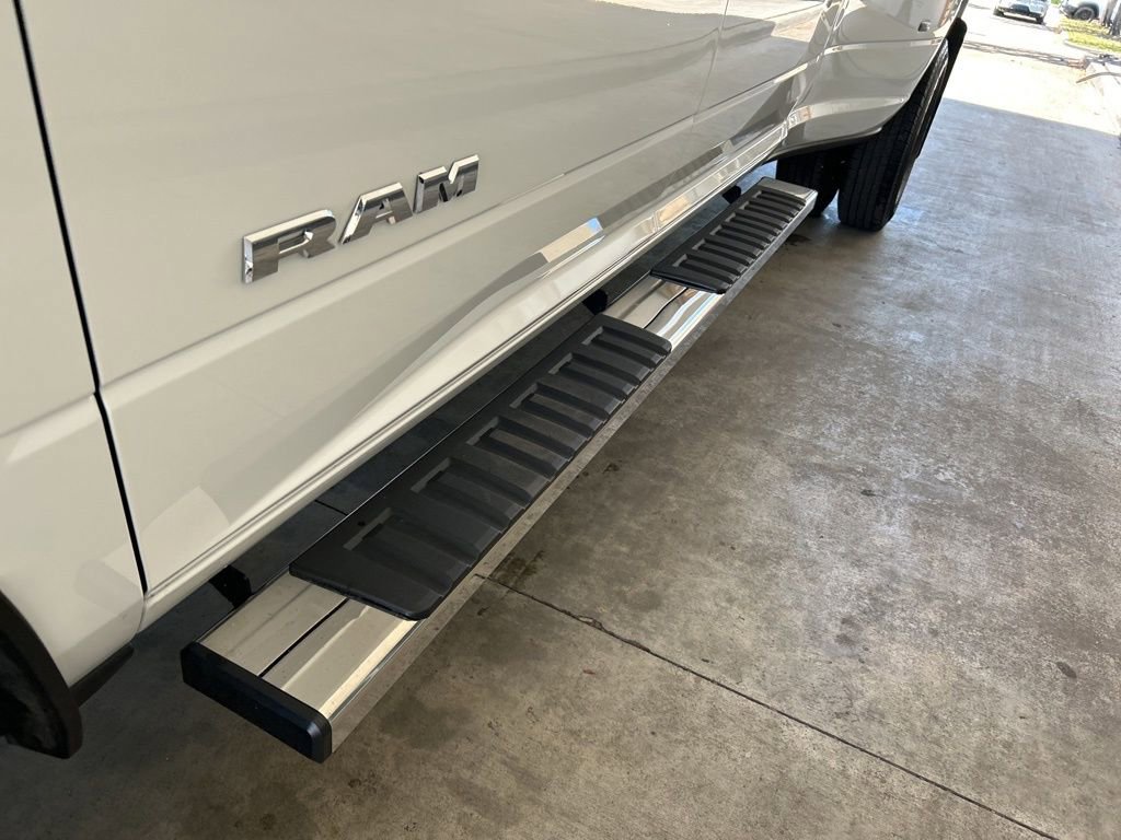 Used 2025 RAM 3500 Big Horn AWD/4WD image 16