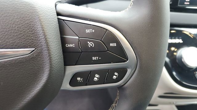 Certified 2024 Chrysler Pacifica Touring-L image 11