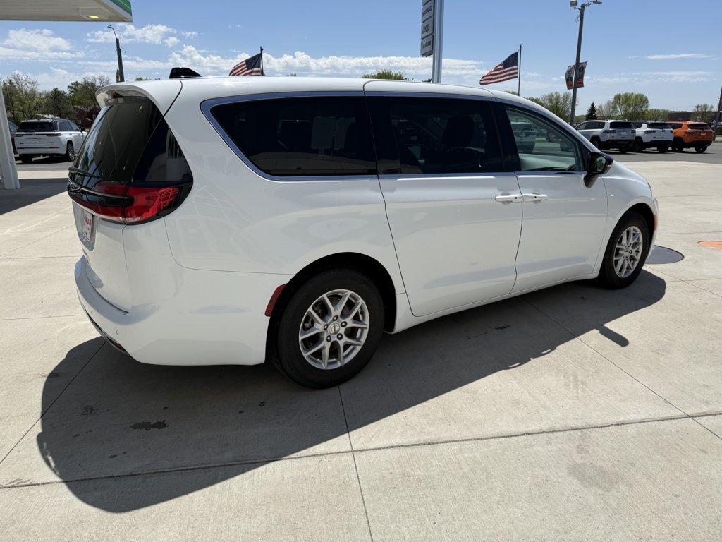 Used 2024 Chrysler Pacifica Touring-L FWD image 8