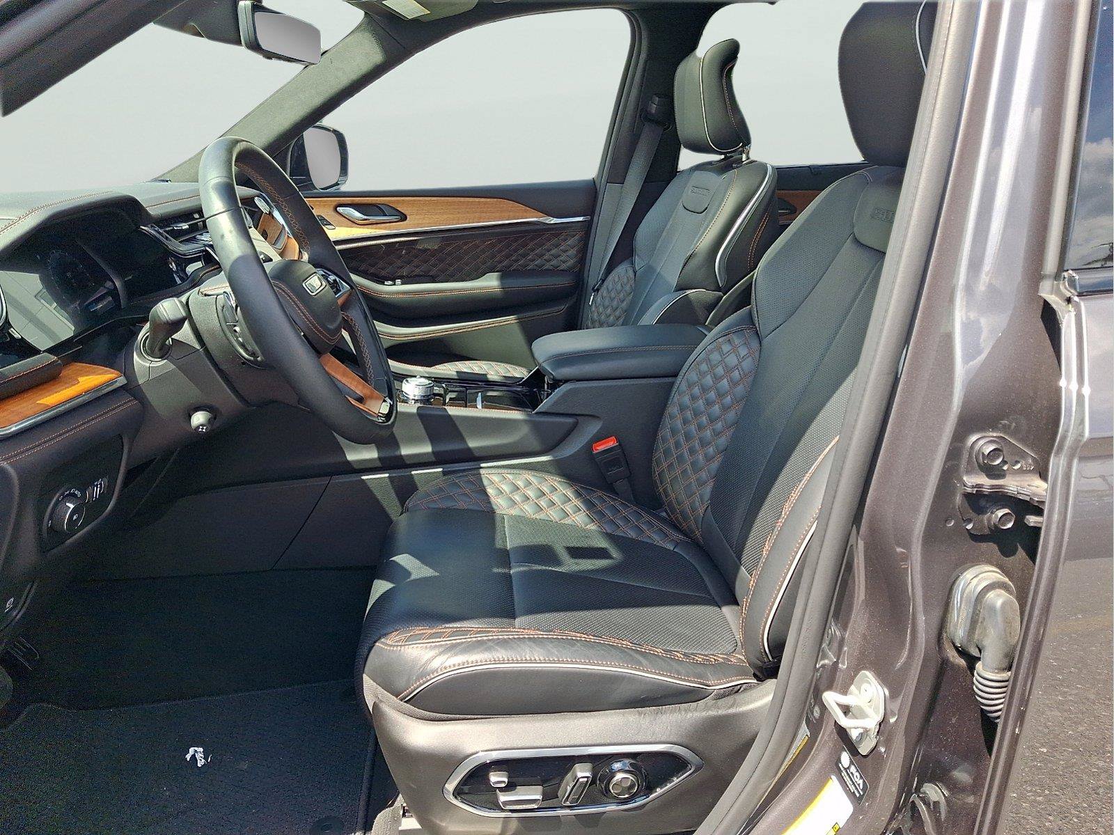 Used 2025 Jeep Grand Cherokee Summit AWD/4WD image 11