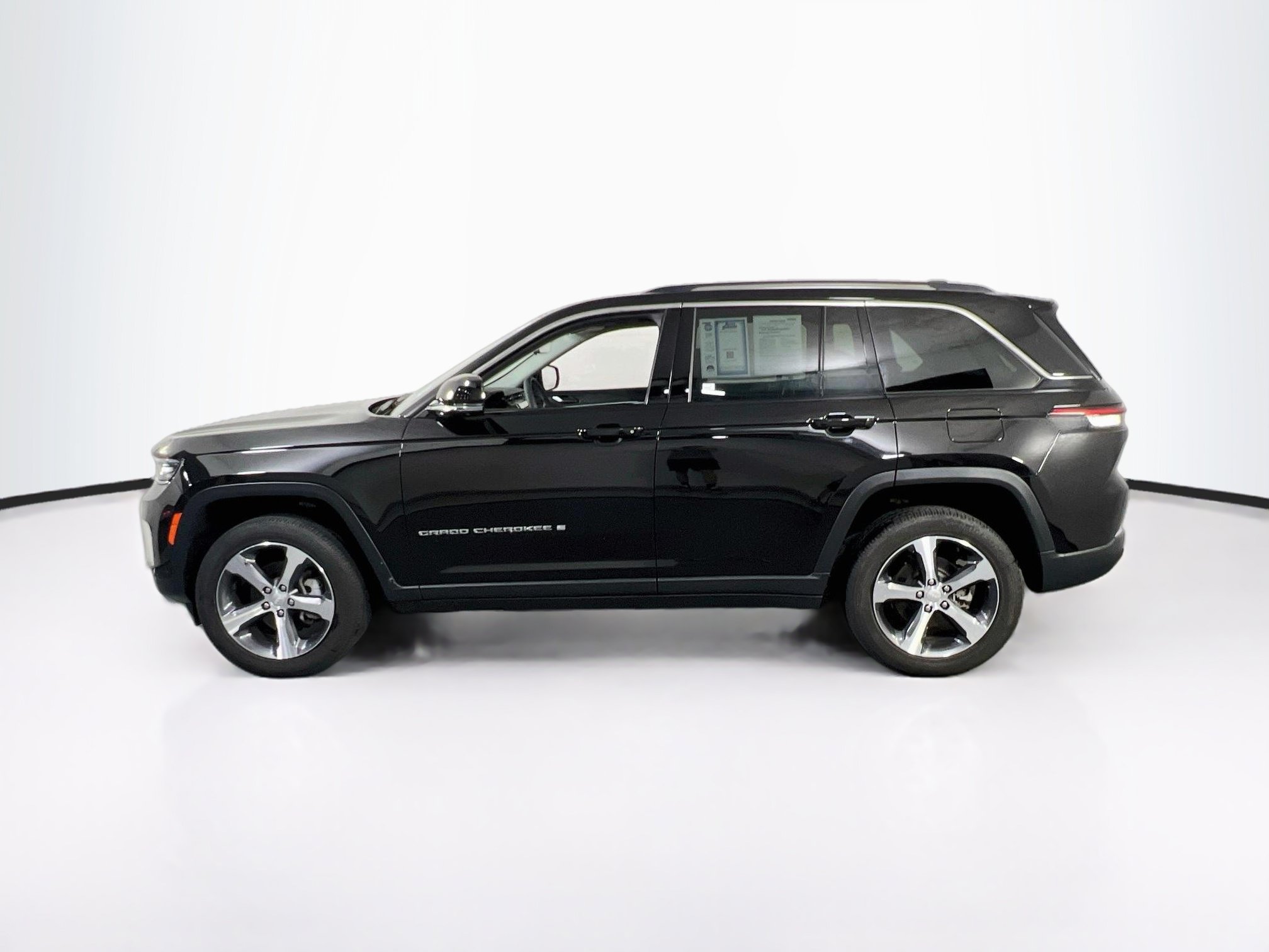 Used 2023 Jeep Grand Cherokee Limited w/ Luxury Tech Group II AWD/4WD image 8