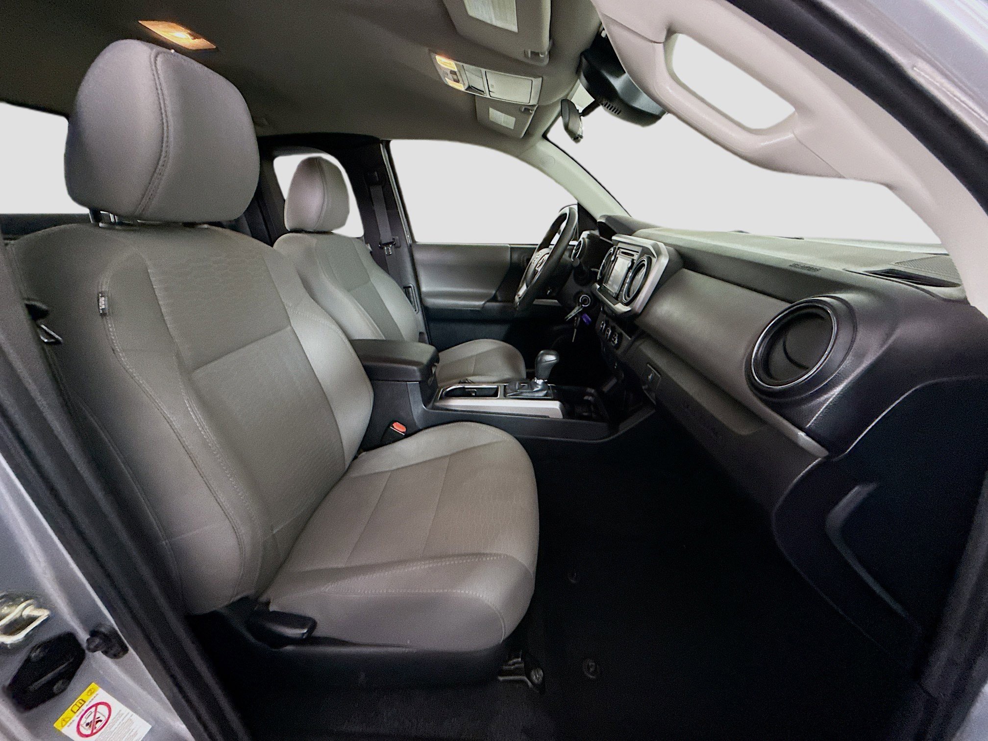 Used 2018 Toyota Tacoma SR5 w/ SR5 Appearance Package (SM) image 28