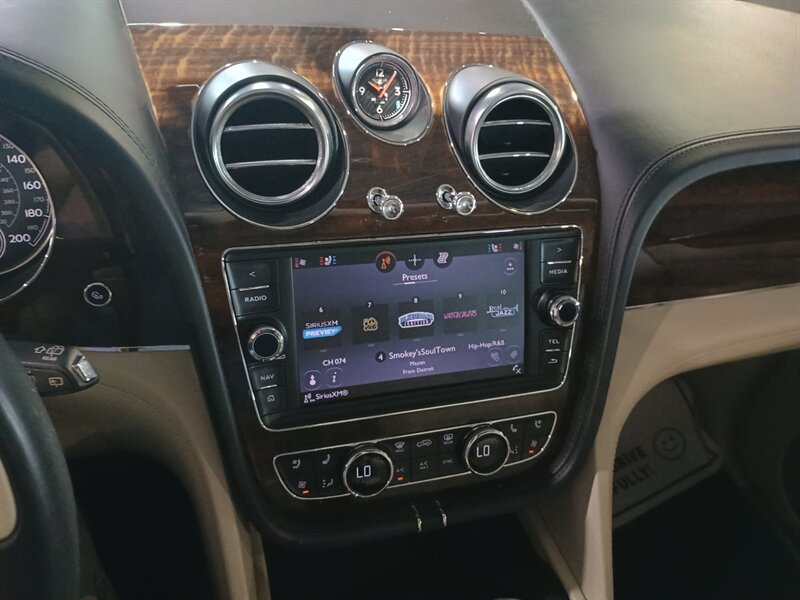 Used 2020 Bentley Bentayga AWD/4WD image 27