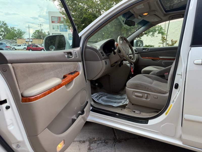 Used 2006 Toyota Sienna XLE w/ XLE Pkg 3 FWD image 6