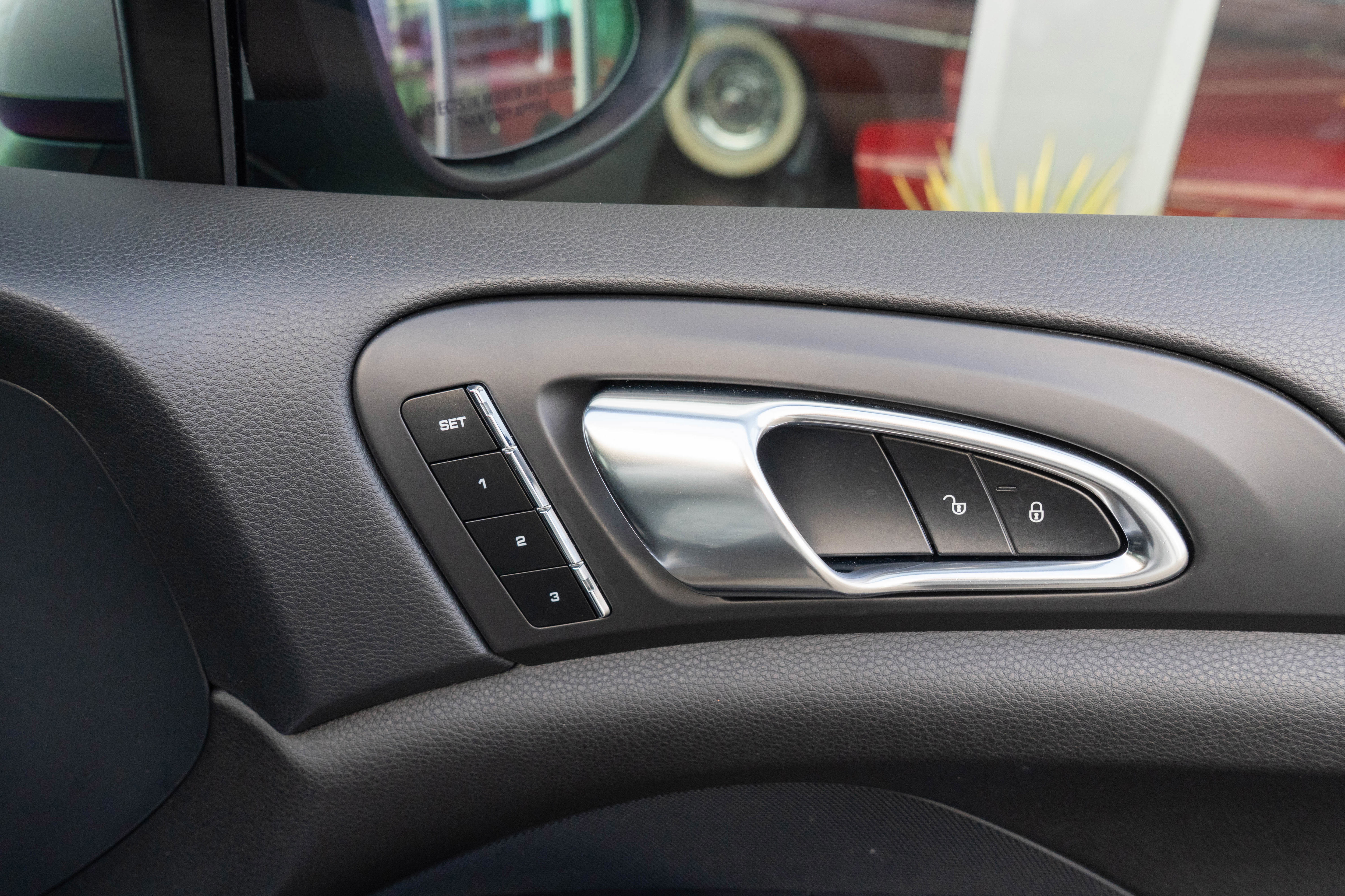 Used 2013 Porsche Cayenne Diesel AWD/4WD image 31