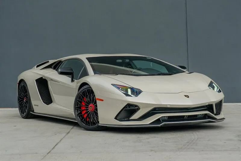 Used 2017 Lamborghini Aventador S image 2