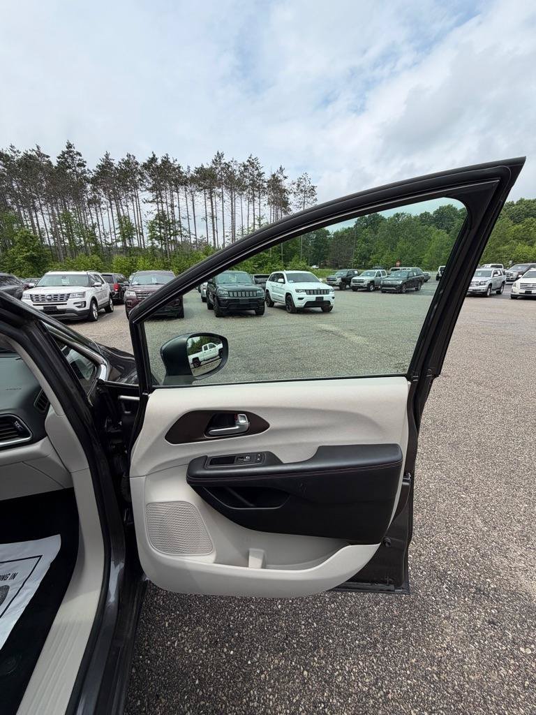 Used 2017 Chrysler Pacifica Touring Plus FWD image 30