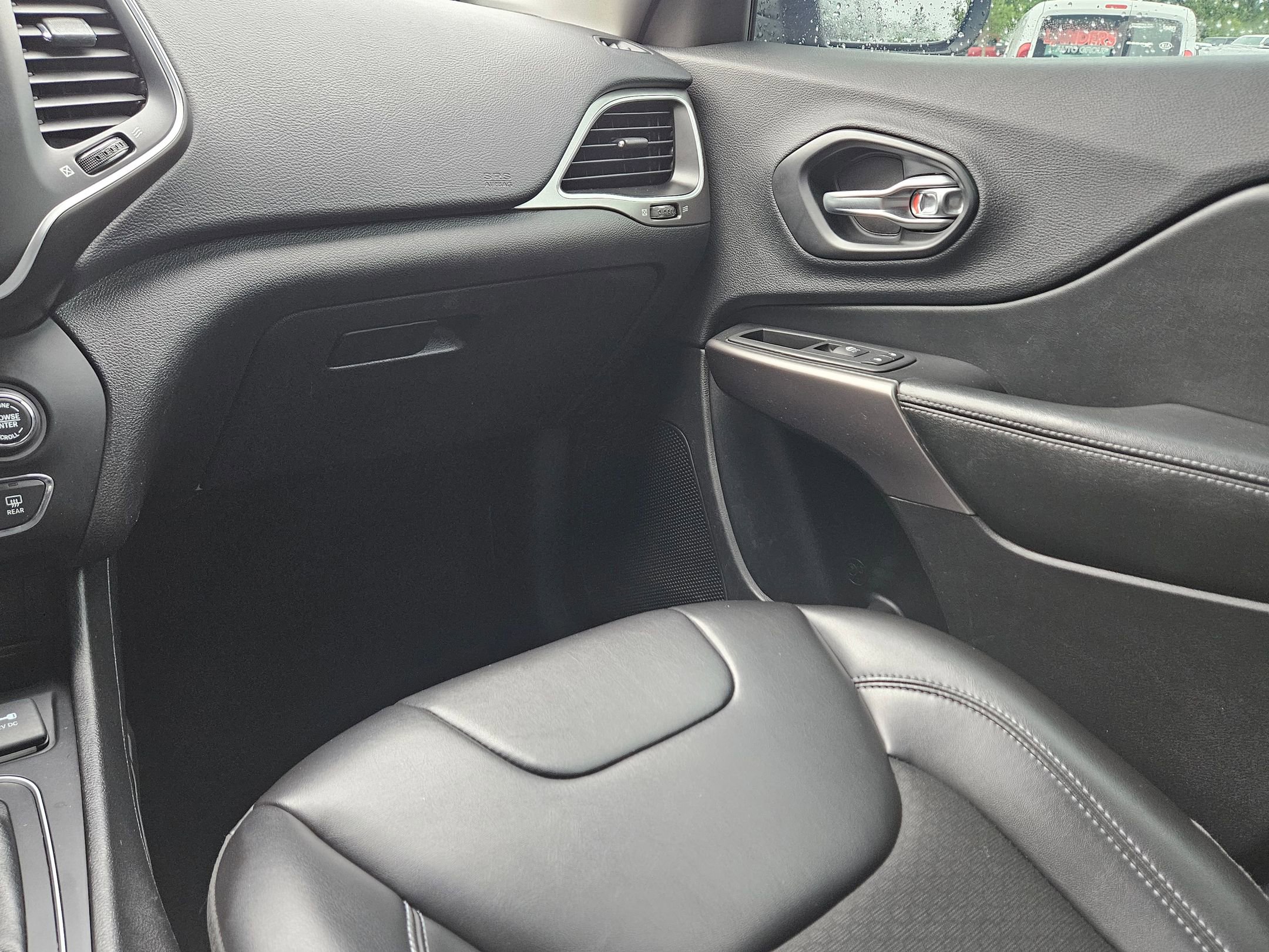 Used 2019 Jeep Cherokee Latitude Plus FWD image 11
