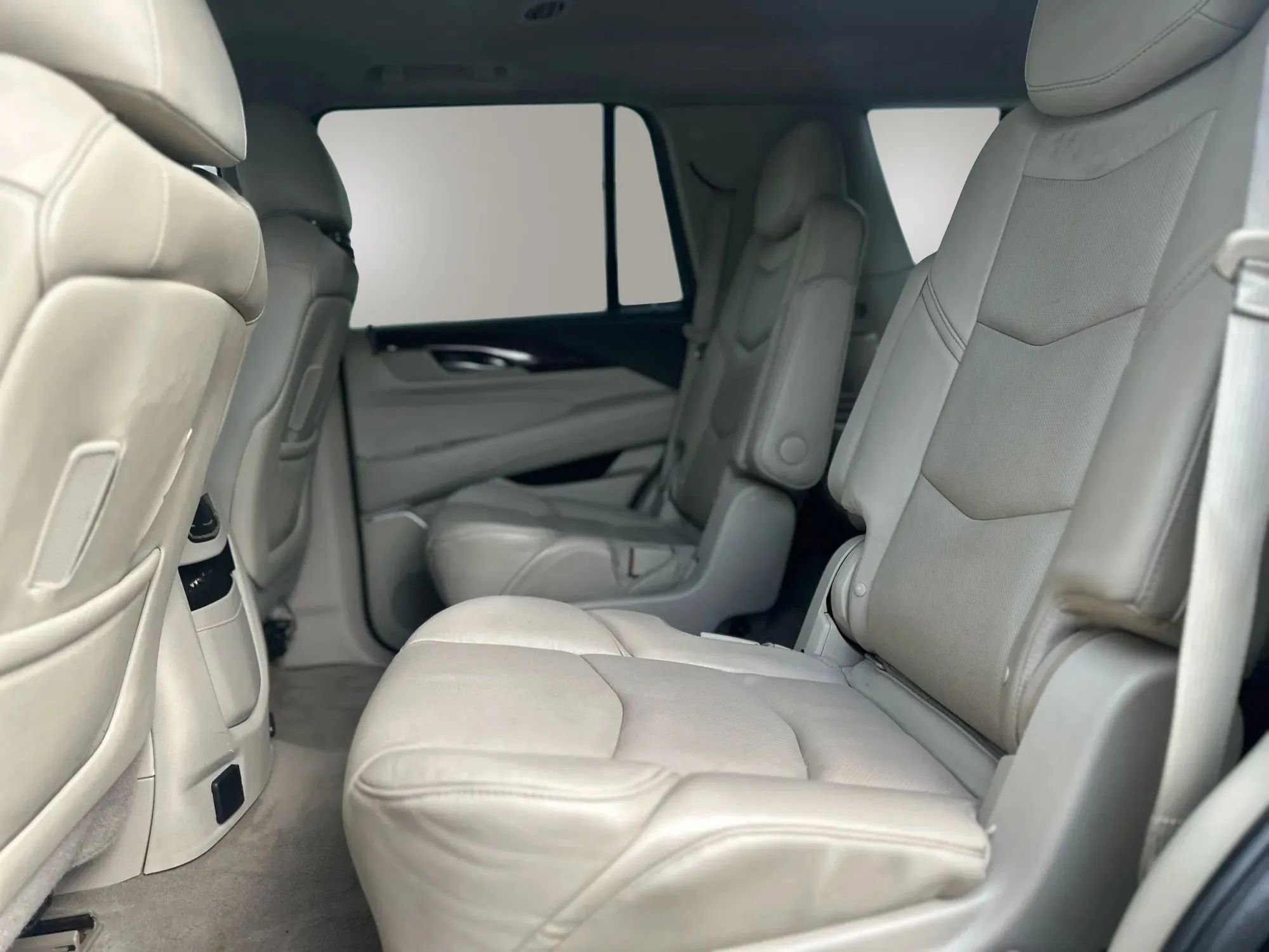 Used 2015 Cadillac Escalade Luxury image 12