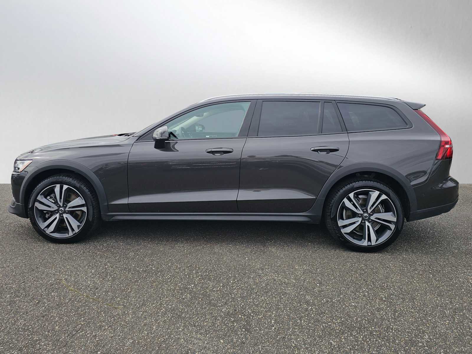 Certified 2025 Volvo V60 B5 Cross Country Plus image 6
