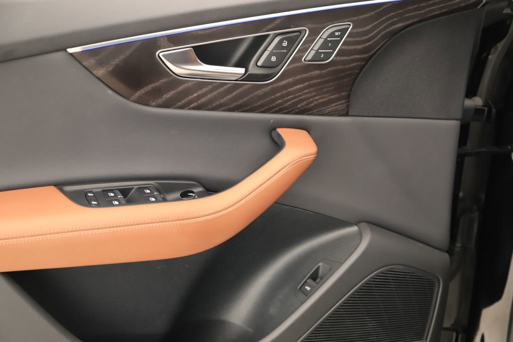 Used 2023 Audi Q8 Prestige w/ Prestige Package image 21