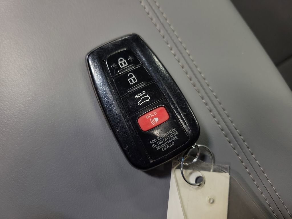 Used 2019 Toyota Avalon Limited image 15