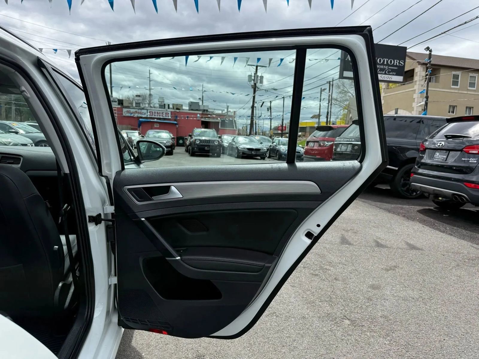 Used 2015 Volkswagen Golf S image 44