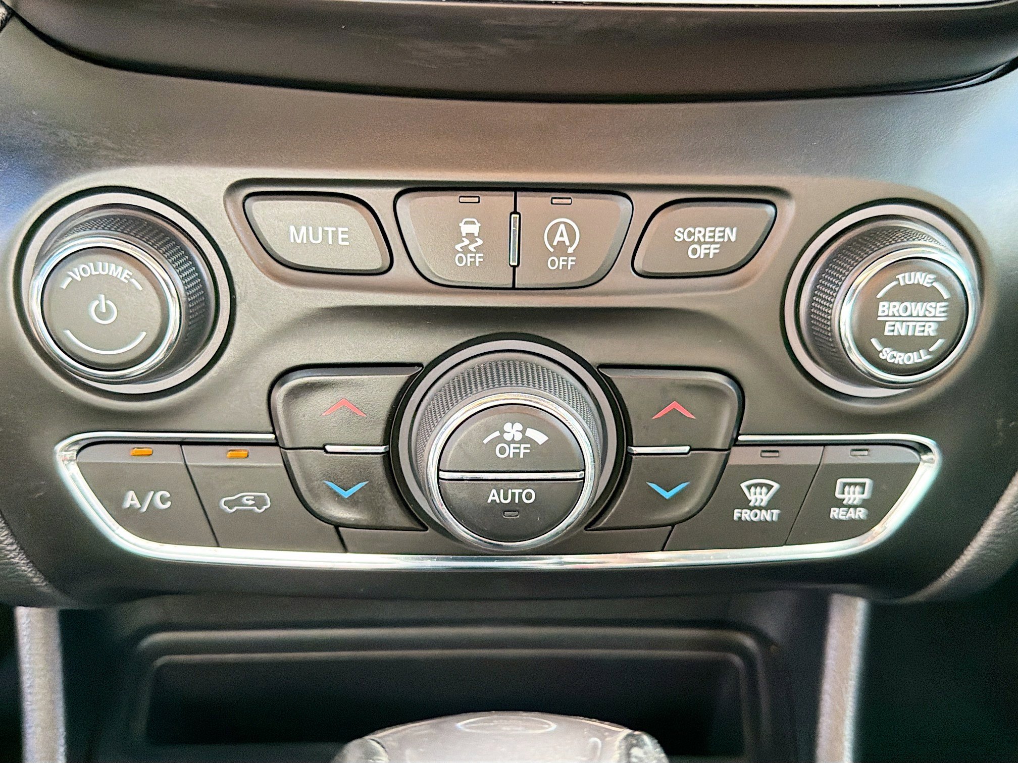 Used 2020 Jeep Cherokee Limited image 30