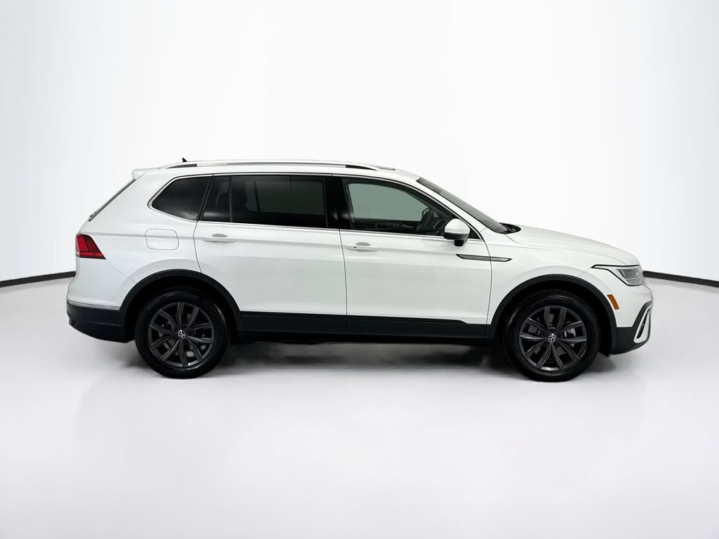 Used 2023 Volkswagen Tiguan SE w/ Panoramic Sunroof Package FWD image 4