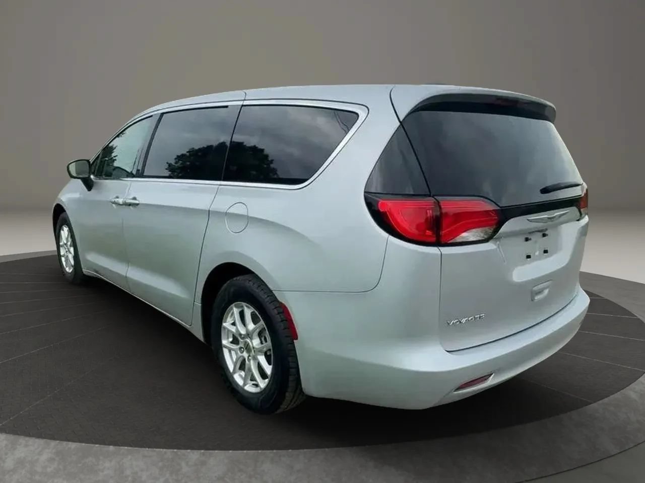 Used 2022 Chrysler Voyager LX FWD image 4