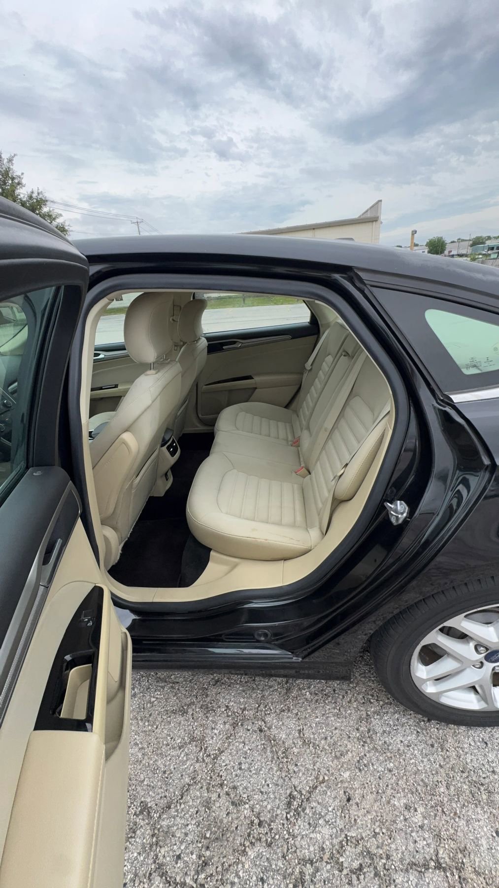 Used 2015 Ford Fusion SE FWD image 17
