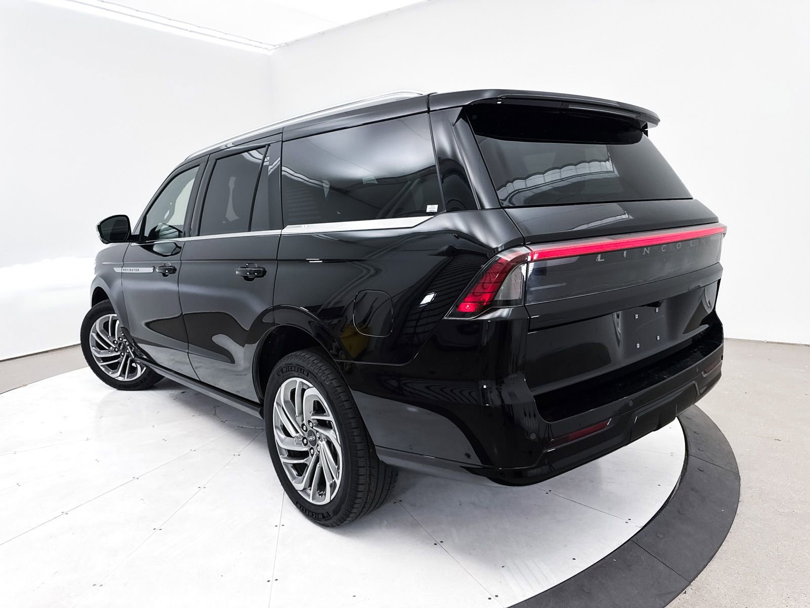 Used 2025 Lincoln Navigator Reserve AWD/4WD image 2