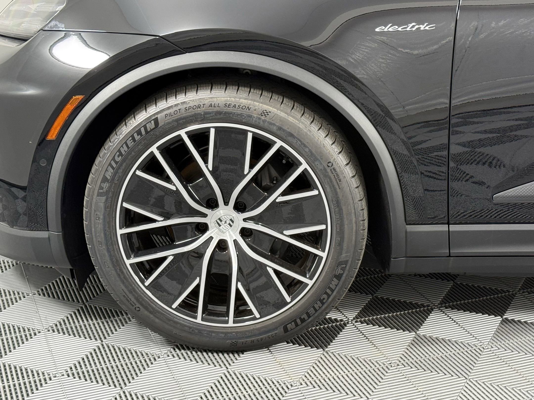 New 2025 Porsche Macan Electric image 12