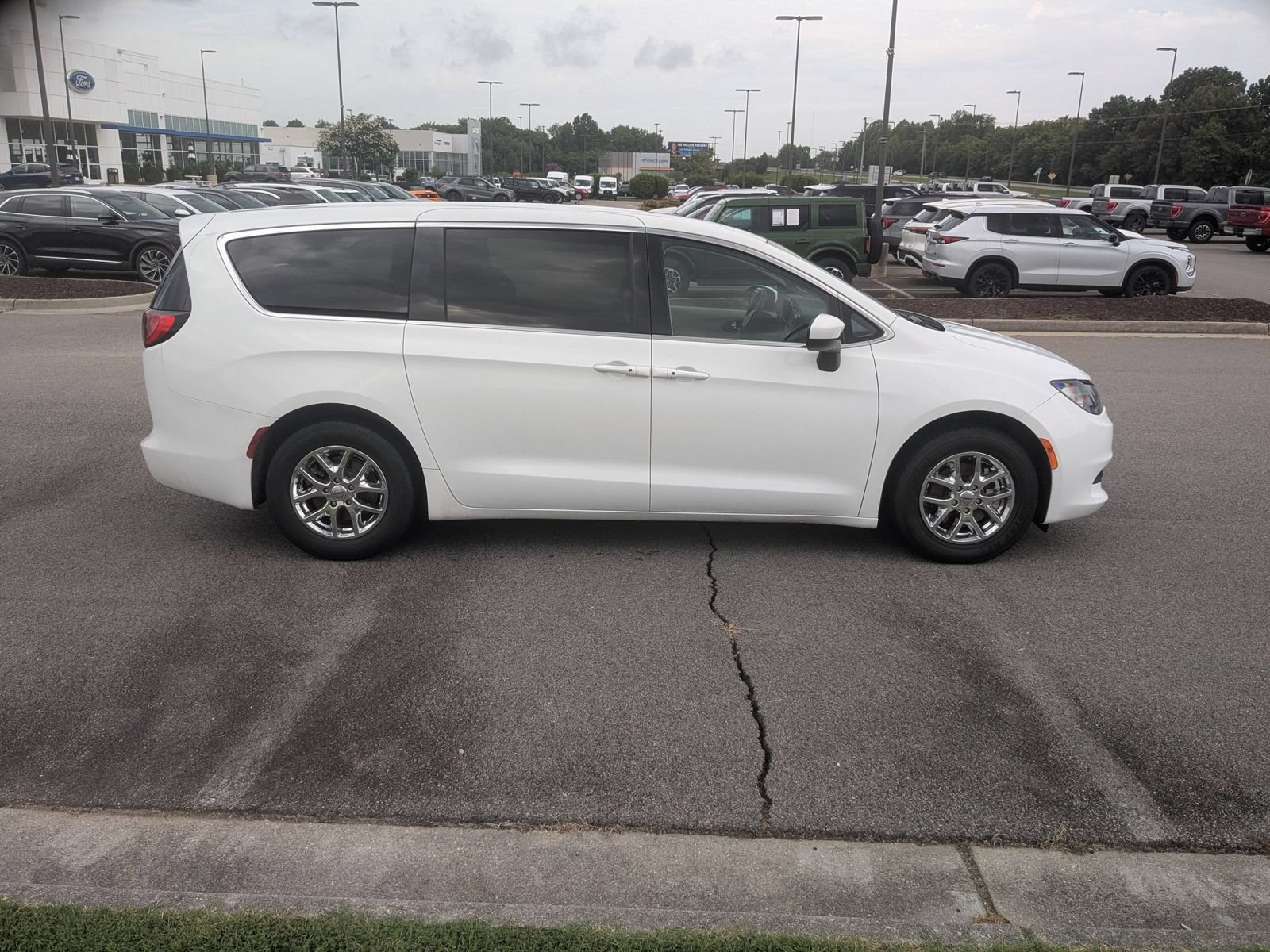 Used 2023 Chrysler Voyager LX FWD image 2
