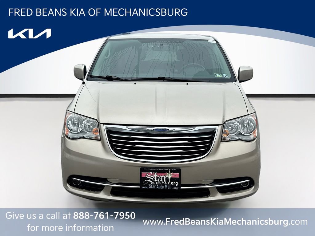 Used 2014 Chrysler Town & Country Touring FWD image 2