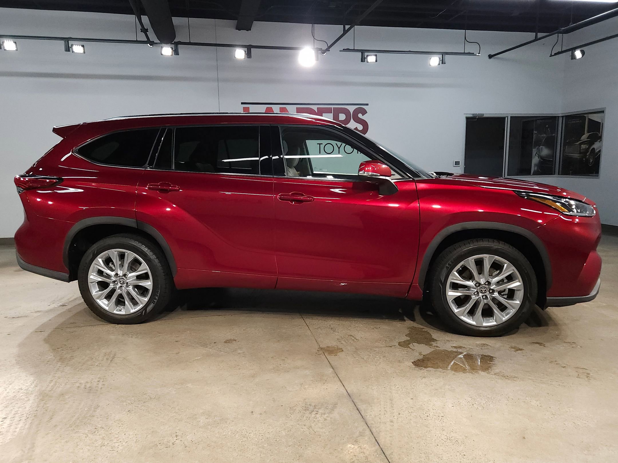 Used 2020 Toyota Highlander Limited image 8