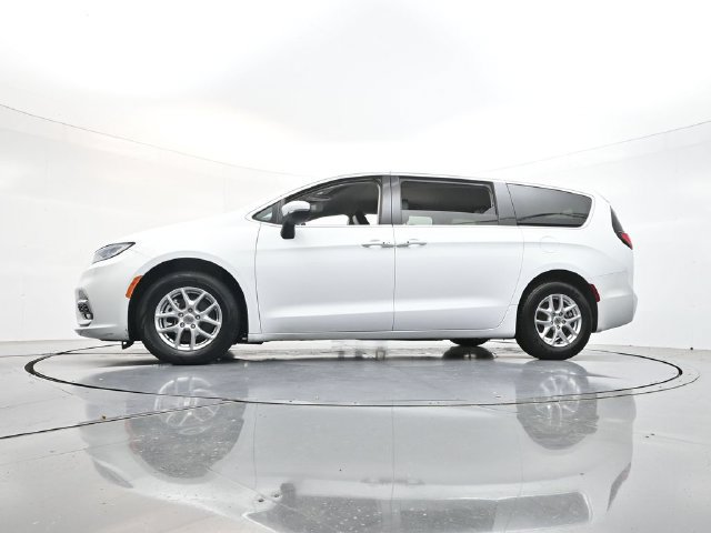 Used 2023 Chrysler Pacifica Touring-L FWD image 45