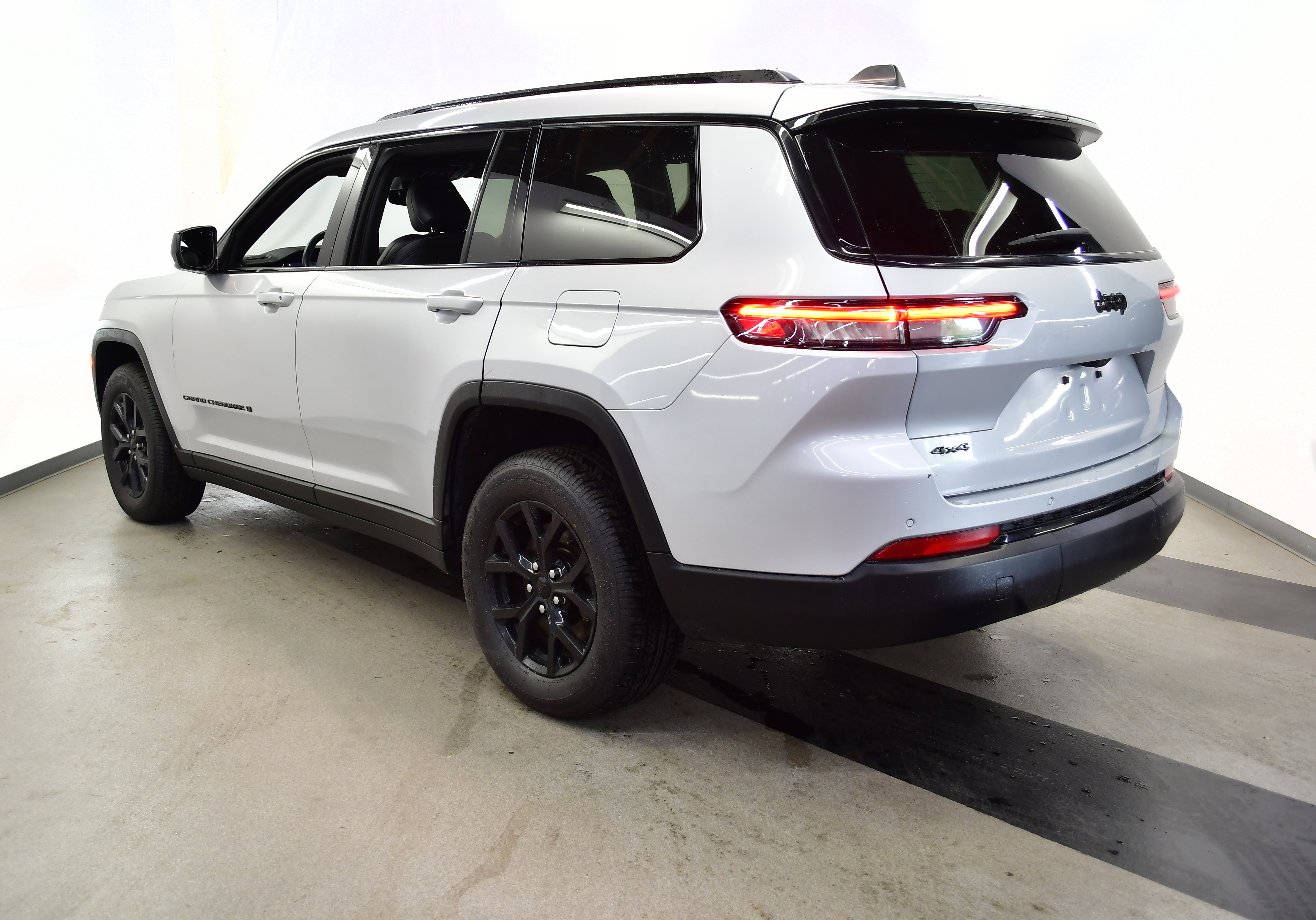 Used 2024 Jeep Grand Cherokee L Laredo AWD/4WD image 5