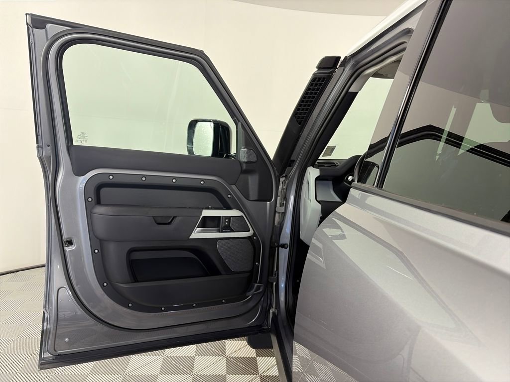 Used 2022 Land Rover Defender 110 image 10