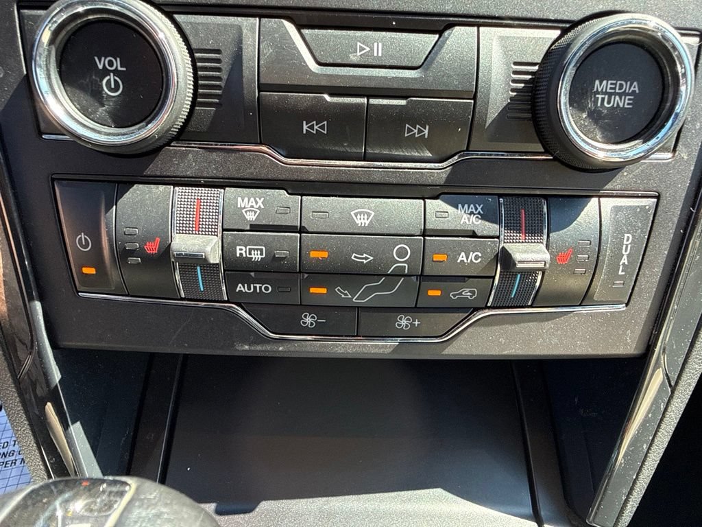 Used 2019 Ford Explorer XLT w/ Equipment Group 202A AWD/4WD image 34