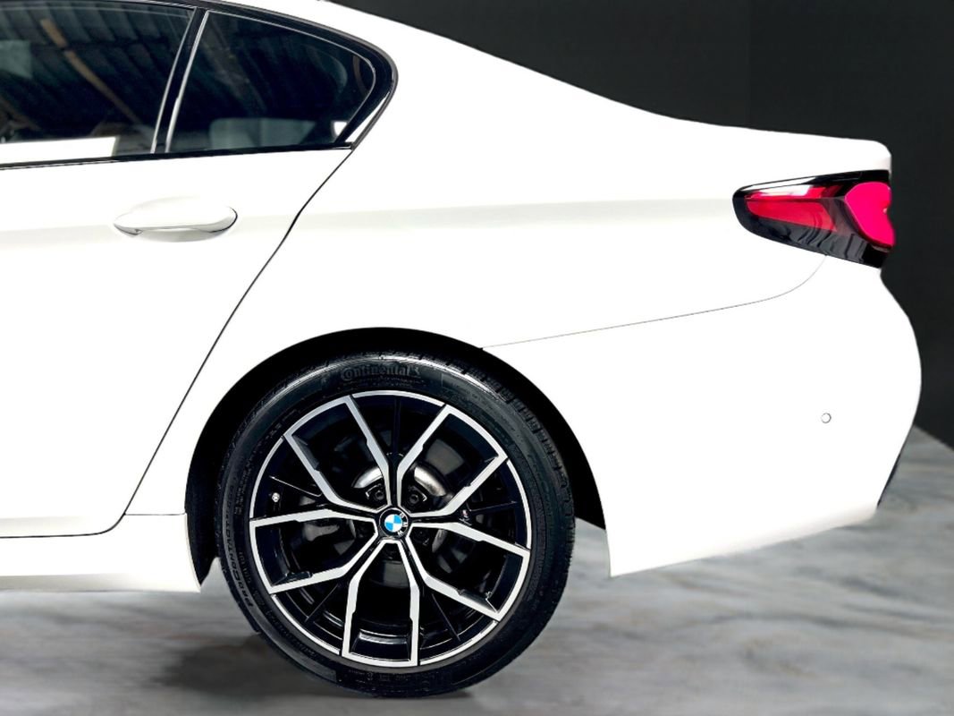 Used 2022 BMW 530i xDrive w/ M Sport Package image 10