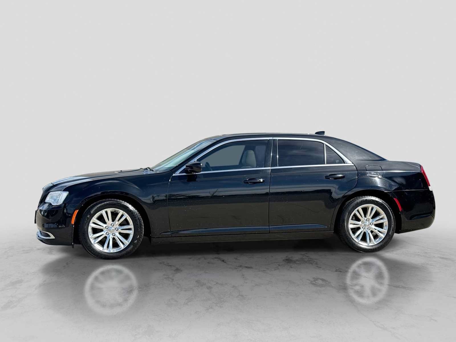 Used 2017 Chrysler 300 Limited RWD image 3