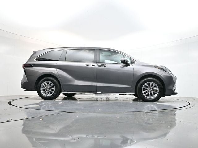 Used 2024 Toyota Sienna XLE image 45