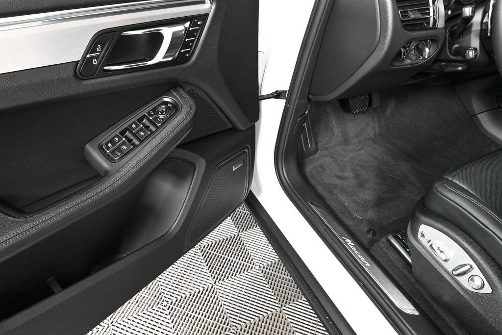 Certified 2026 Porsche Macan image 8