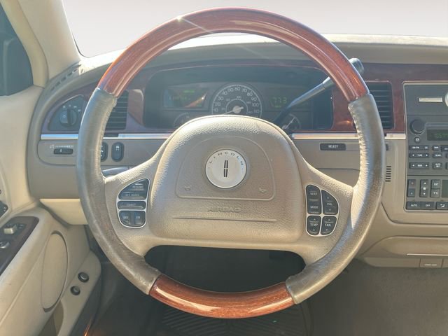 Used 2003 Lincoln Town Car Signature image 12