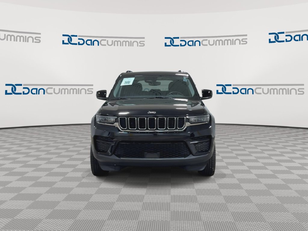 Used 2023 Jeep Grand Cherokee Laredo w/ Luxury Tech Group I AWD/4WD image 3