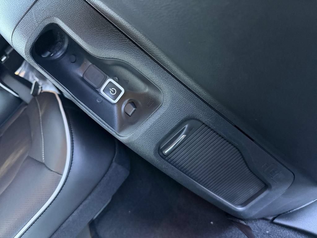 New 2026 Chrysler Pacifica Limited w/ Uconnect Theater Family Group FWD image 27