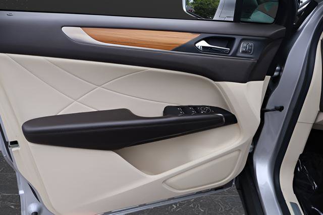 Used 2015 Lincoln MKC Reserve w/ Equipment Group 102A Reserve AWD/4WD image 12